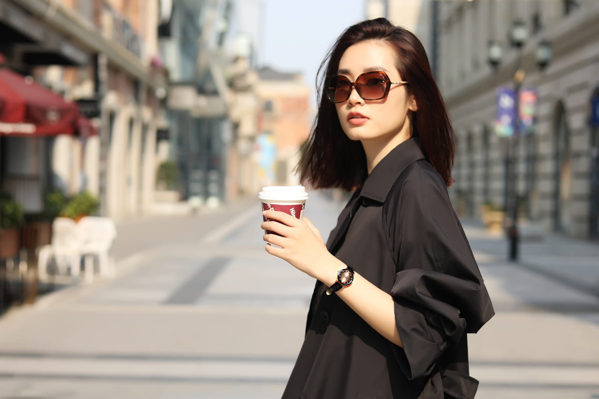 Streetstyle ladies watch of the brand Jowissa. Aura timepiece with degrade dial and black leather strap, Swiss Made. The highlight is the facetted glas.