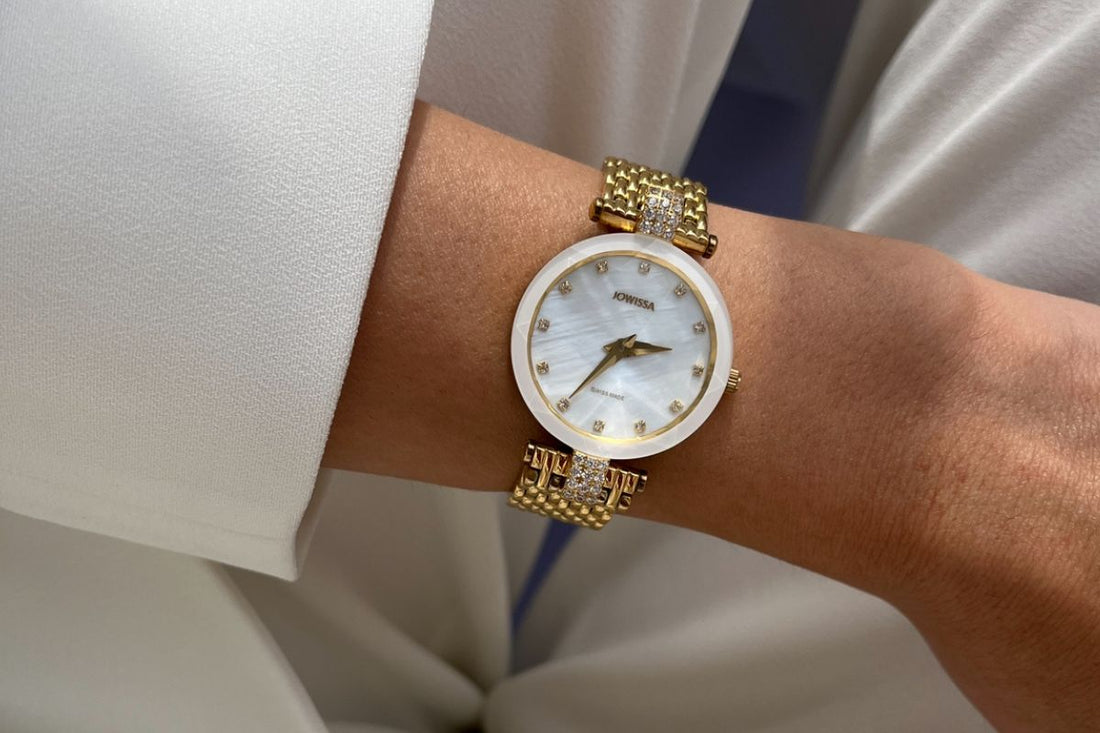 Jowissa Facet Strass for women with a golden bracelet and a white mother of pearl dial. Glamorous watch with strass stones.