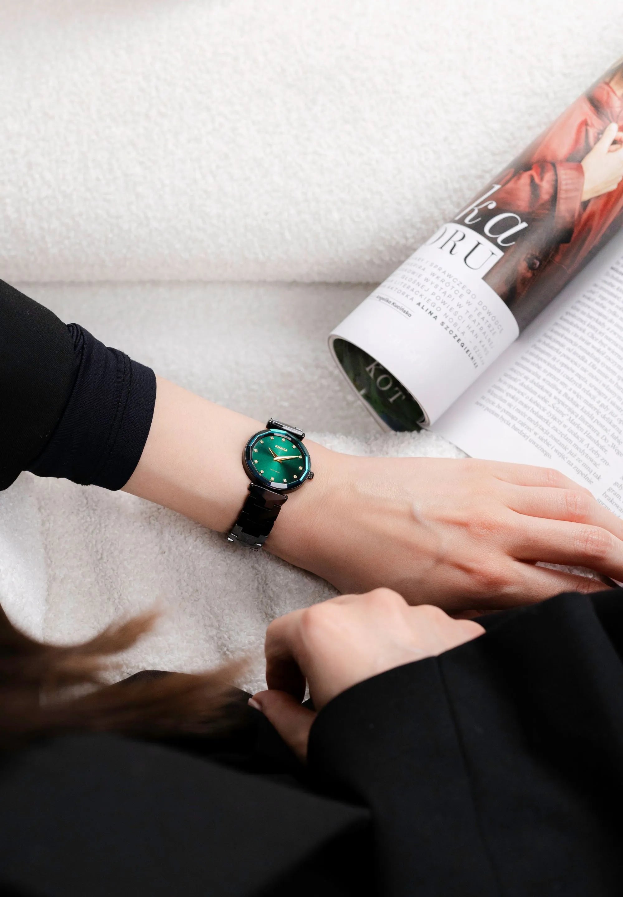 Look and quality all in one watch. Scratch resistant sapphire crystal and sleek ceramic bracelet. The facetted glas brings glimmer to this ladies timepiece in green and black. All Swiss Made.