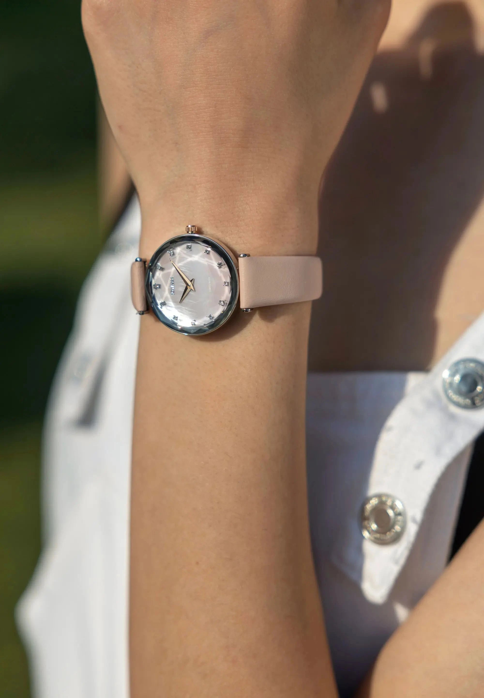 Elegant watch hand-assembled in Switzerland. With a 30mm stainless steel case, pink mother of pearl dial with 12 rhinestoes and a rose leather strap. Jowissa Facet Brilliant timepiece.