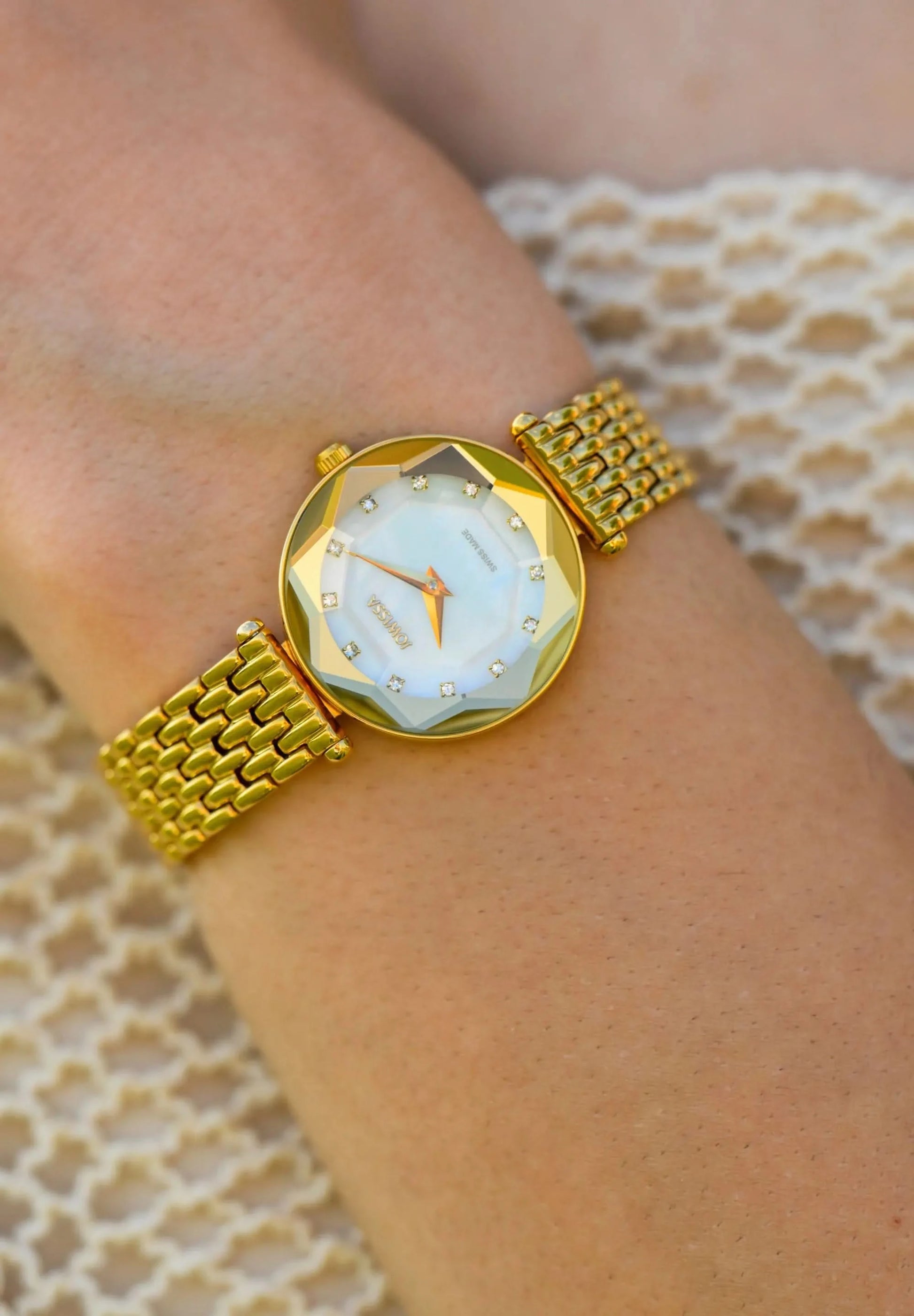 This Swiss Made Crystal Radiance watch showcases a wonderful white mother of pearl dial, adorned with 12 dazzling rhinestones. The exquisite diamond-cut faceted glass, covering a 27mm stainless steel case. A 12mm golden stainless steel bracelet, milanese styl.