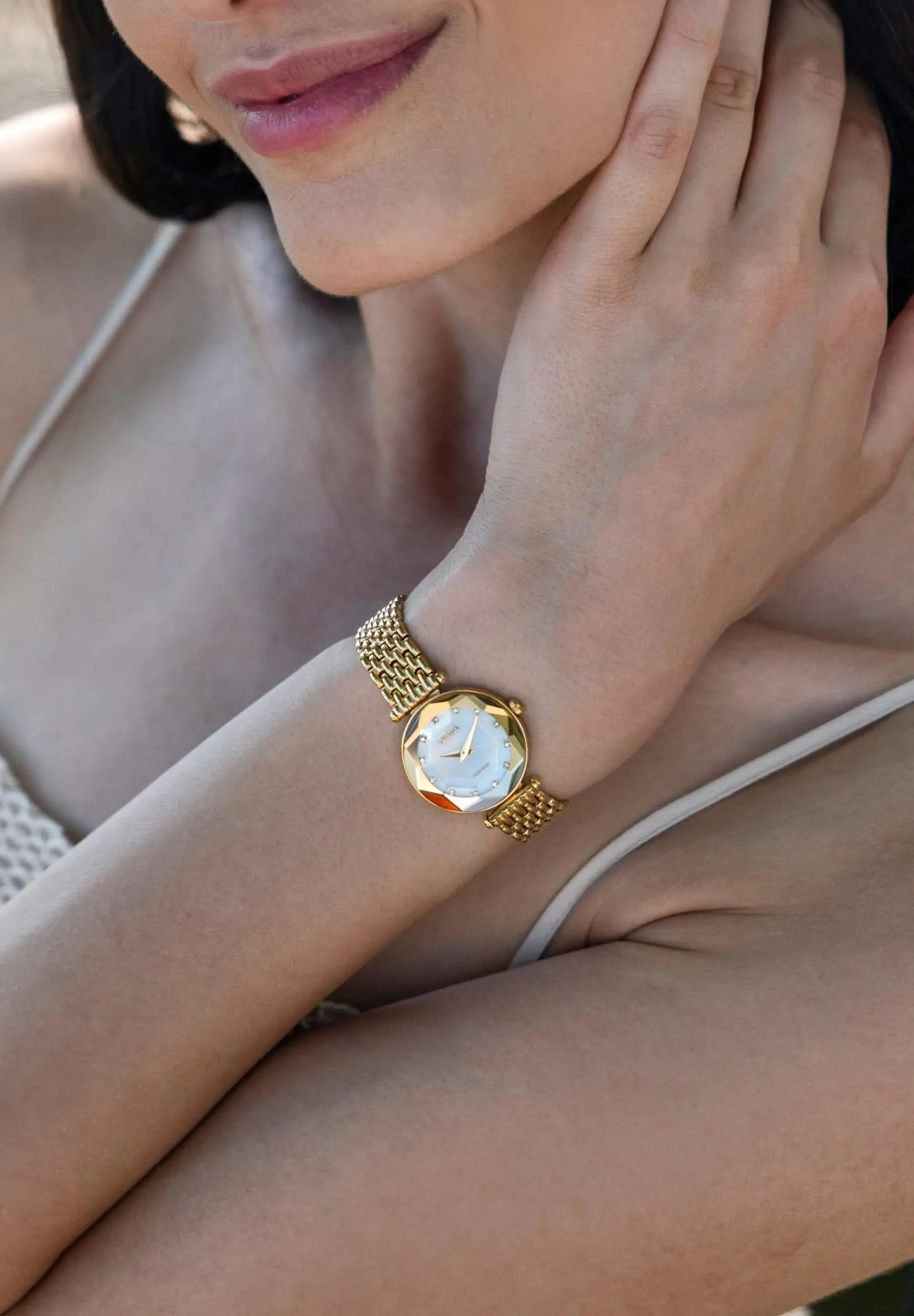 Stylish facetted Jowissa ladies watch in gold with a white mother of pearl dial. 27mm case and 12mm bracelet in stainless steel, gold-tone and 12 rhinestones for glimmer.