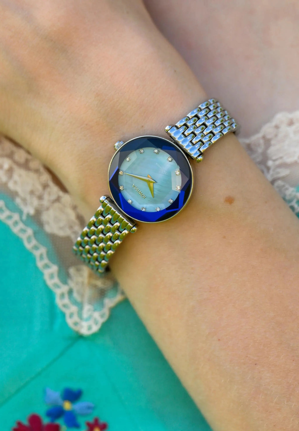 Ocean blue womens' watch by Jowissa. Case diameter 27m. It's a silver timebiepce in stainless steel and Swiss Made. The blue mother of pear dial and the facetted glas look beatyful on the wrist.