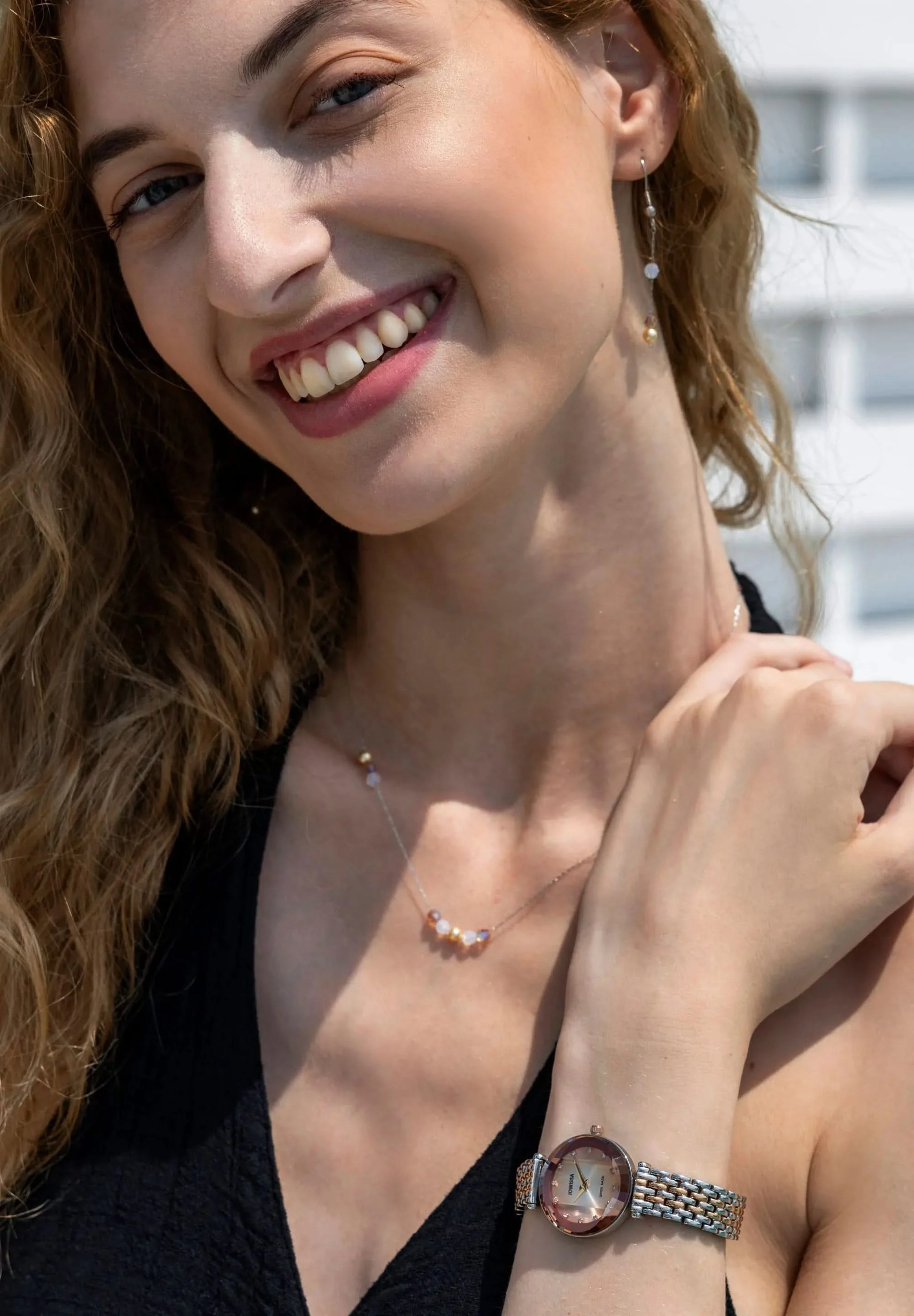 This Sphera jewelry set contains fine earrings and a fine pearl-like necklace. Both made of stainless steel with some austrian cryistals on it in clear look, gold/brown. The matching Jowissa Watch Crystal Essence with a bicolor bracelet complets the look.