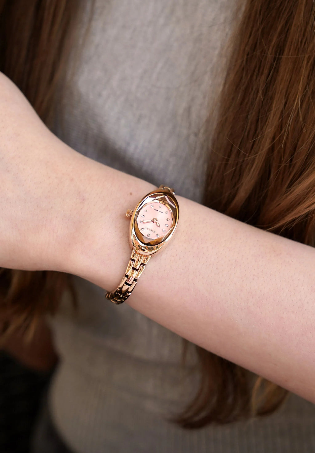 Tiny rose gold timepiece for women. Stainless steel, trendy oval case shape and a facetted glas. Swiss Made.