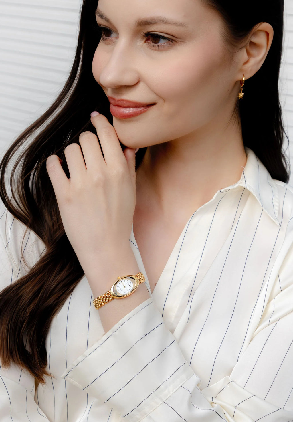 Jewelry like small ladies watch. It has a oval case shape and a white dial, facetted glass for extra glimmer and an elegand golden bracelet. All Swiss Made.