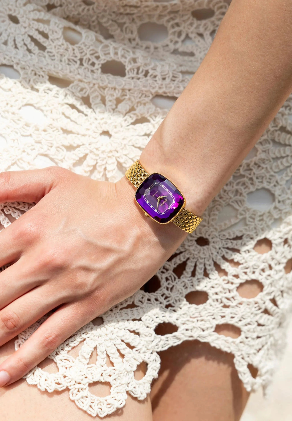 Swiss Made Jowissa Ladies watch in stainless steel. Golden bracelet with a purple dial and a stunning facetted glas.