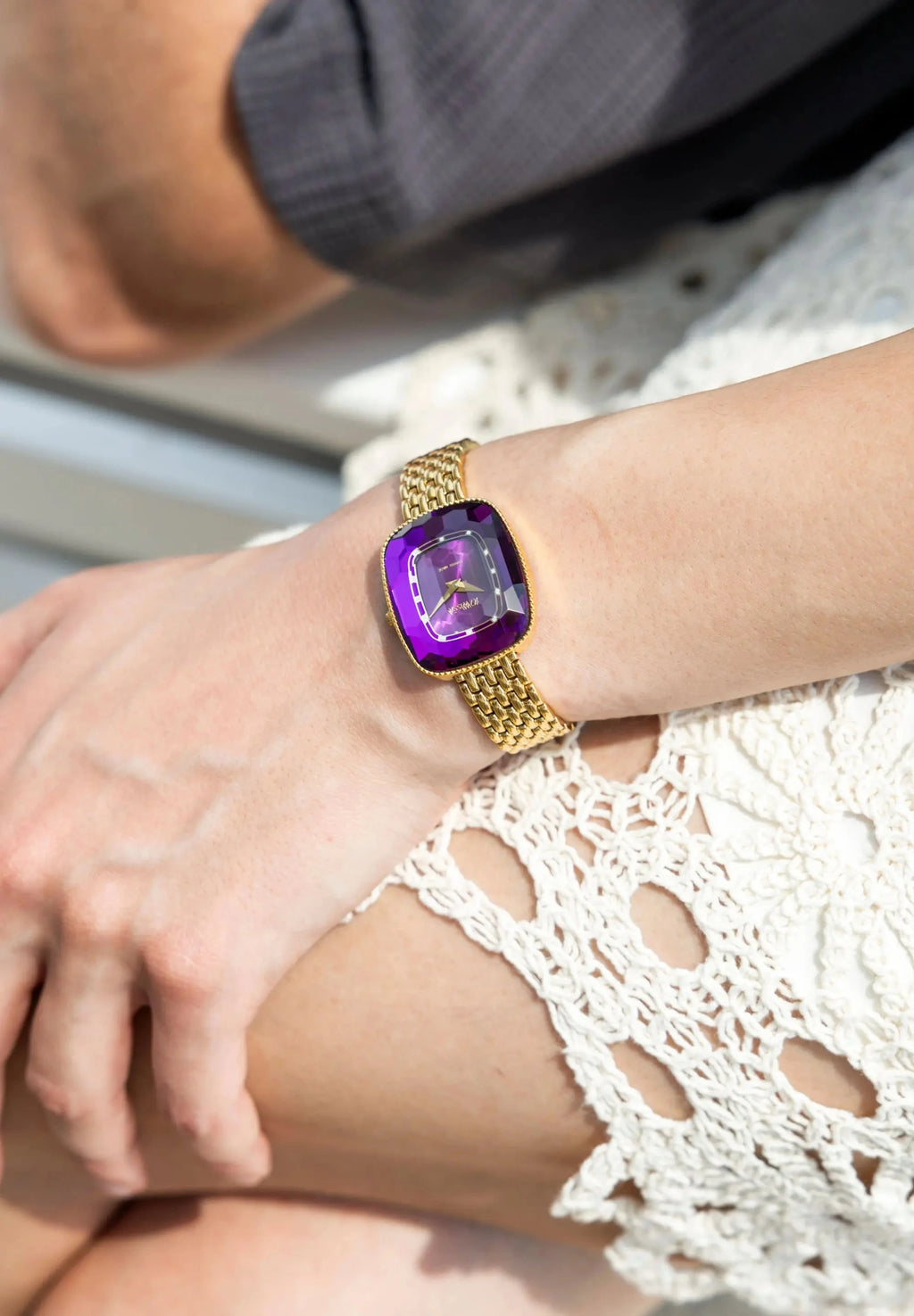 Summer watch Facet Bee of the brand Jowissa. Made of stainless steel, golden purple watch with facetted glas for dazzling sparkle.