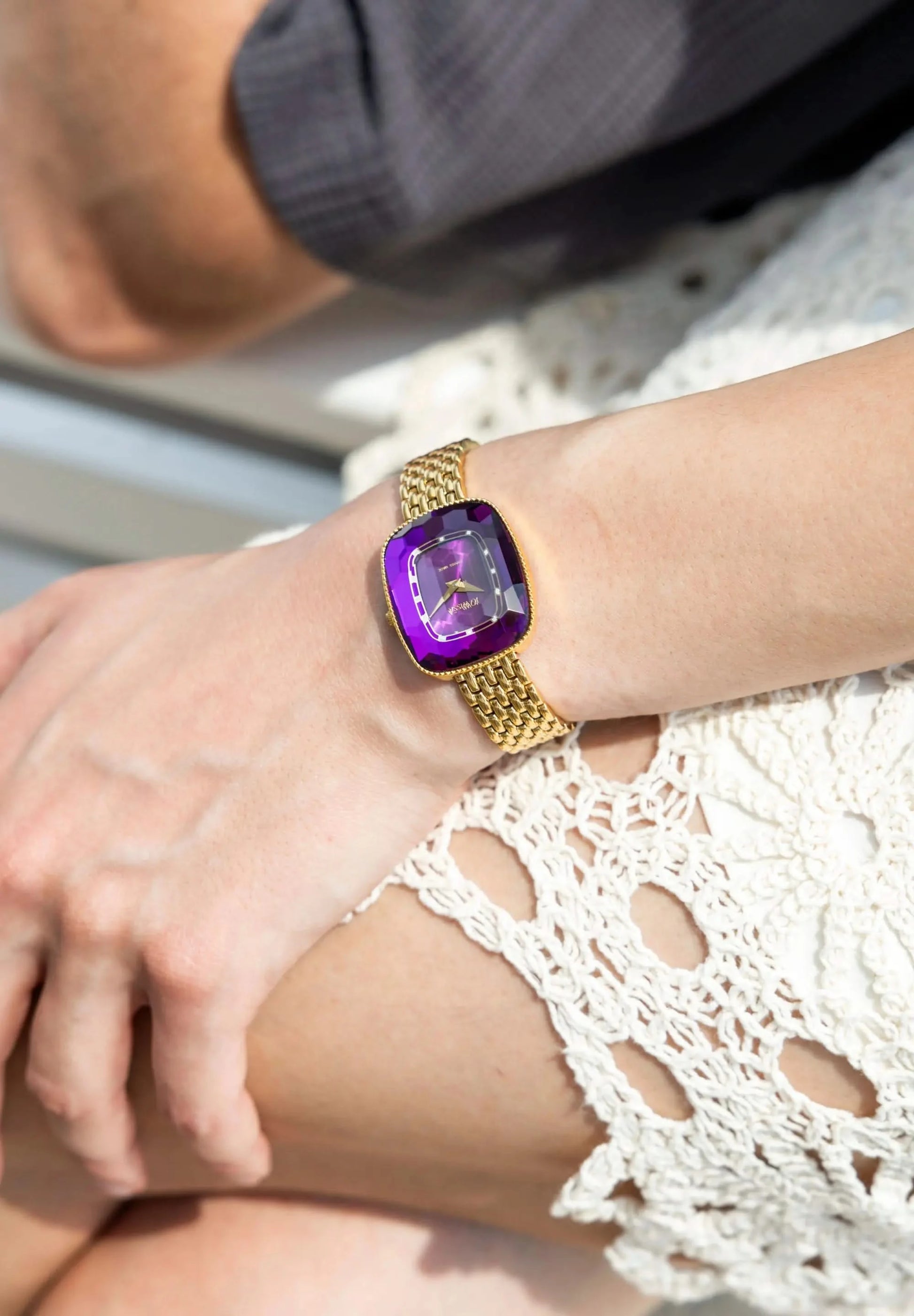 Summer watch Facet Bee of the brand Jowissa. Made of stainless steel, golden purple watch with facetted glas for dazzling sparkle.