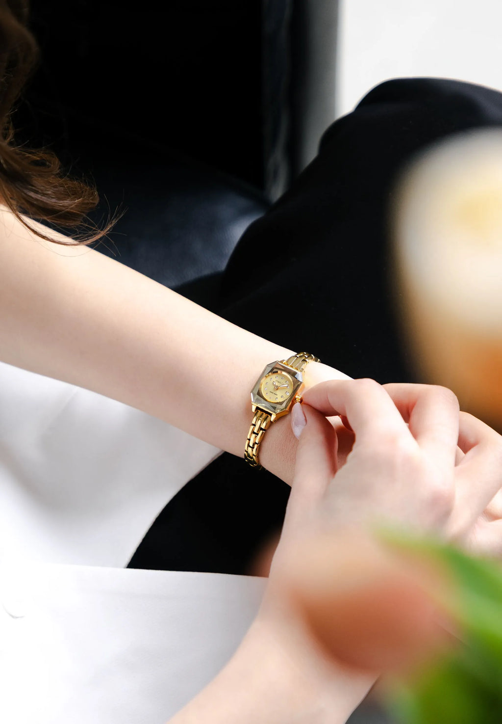 All golden petite watch for ladies with a small wrist from the brand Jowissa - Swiss Made.