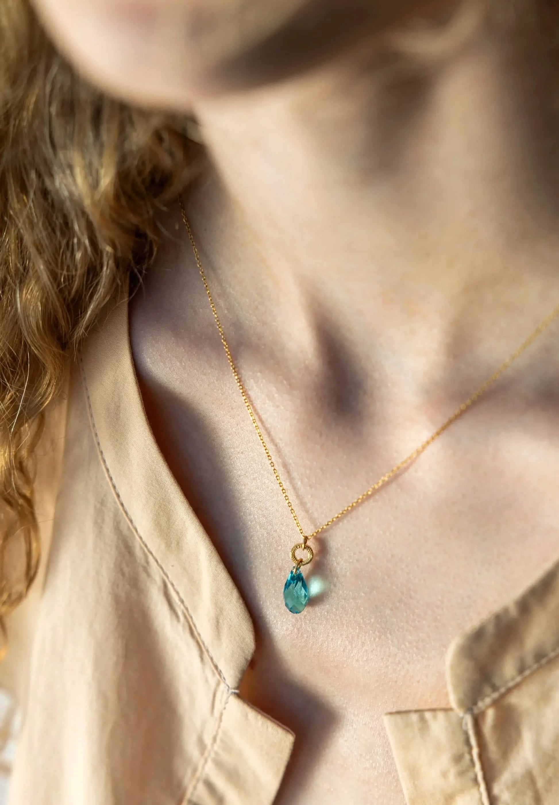 Facet Briolette Jewelry of the Brand Jowissa. This necklace showcases a 20mm turquoise Austrian crystal pendant, reminiscent of the briolette diamond cut. The blue pendant gracefully hangs on a fine gold-toned stainless steel chain.