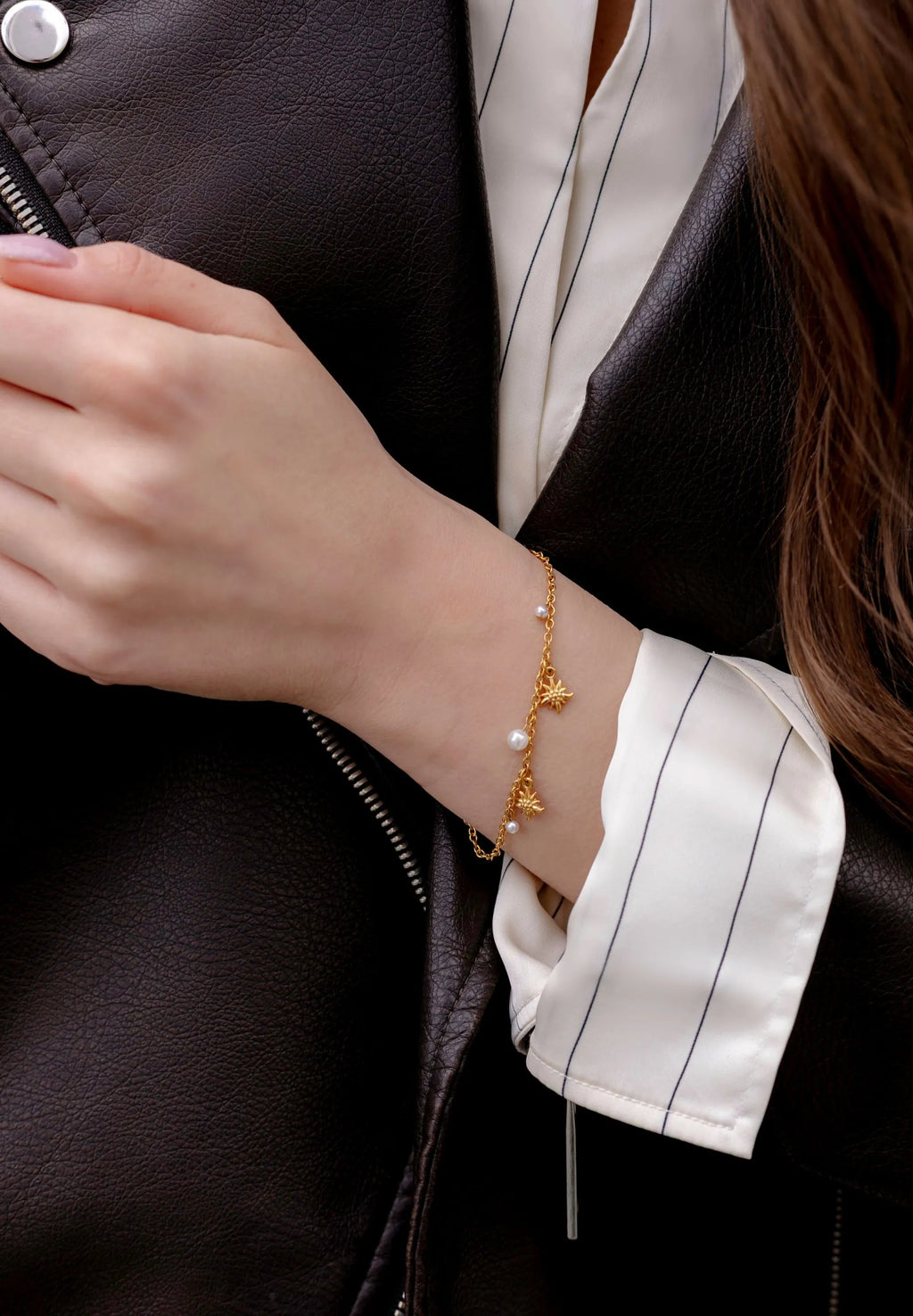 Golden pendant bracelet with pearls and flowers from the brand Jowissa.