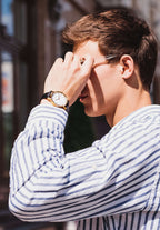 Goldene Herrenuhr – mit weißem Zifferblatt und goldenen Details sowie schwarzem Lederarmband – komplett in der Schweiz gefertigt