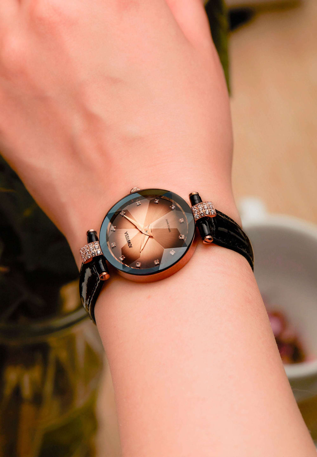 Facet Strass Schweizer Damenuhr J5.651.M