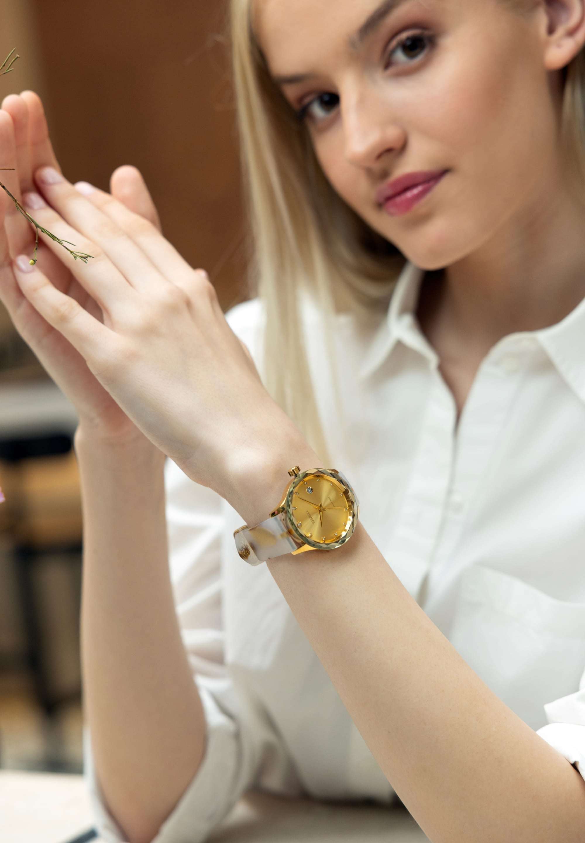 J6.243.M  swiss watch – womens watch with a gold-plated stainless steel case and a striking black dial -detailed with 12 rhinestones serving as hour markers, adding a touch of sparkle. Powered by a precise Ronda Swiss quartz movement - includes a date window for added convenience.