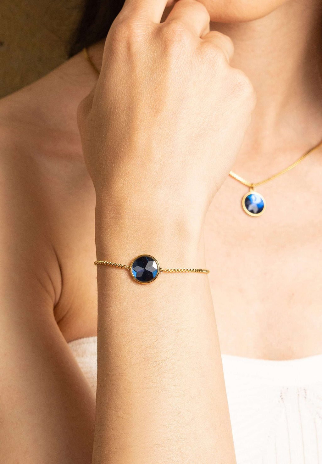Armband und Halskette aus blauem Stein. Schmuck aus Edelstahl von Jowissa.