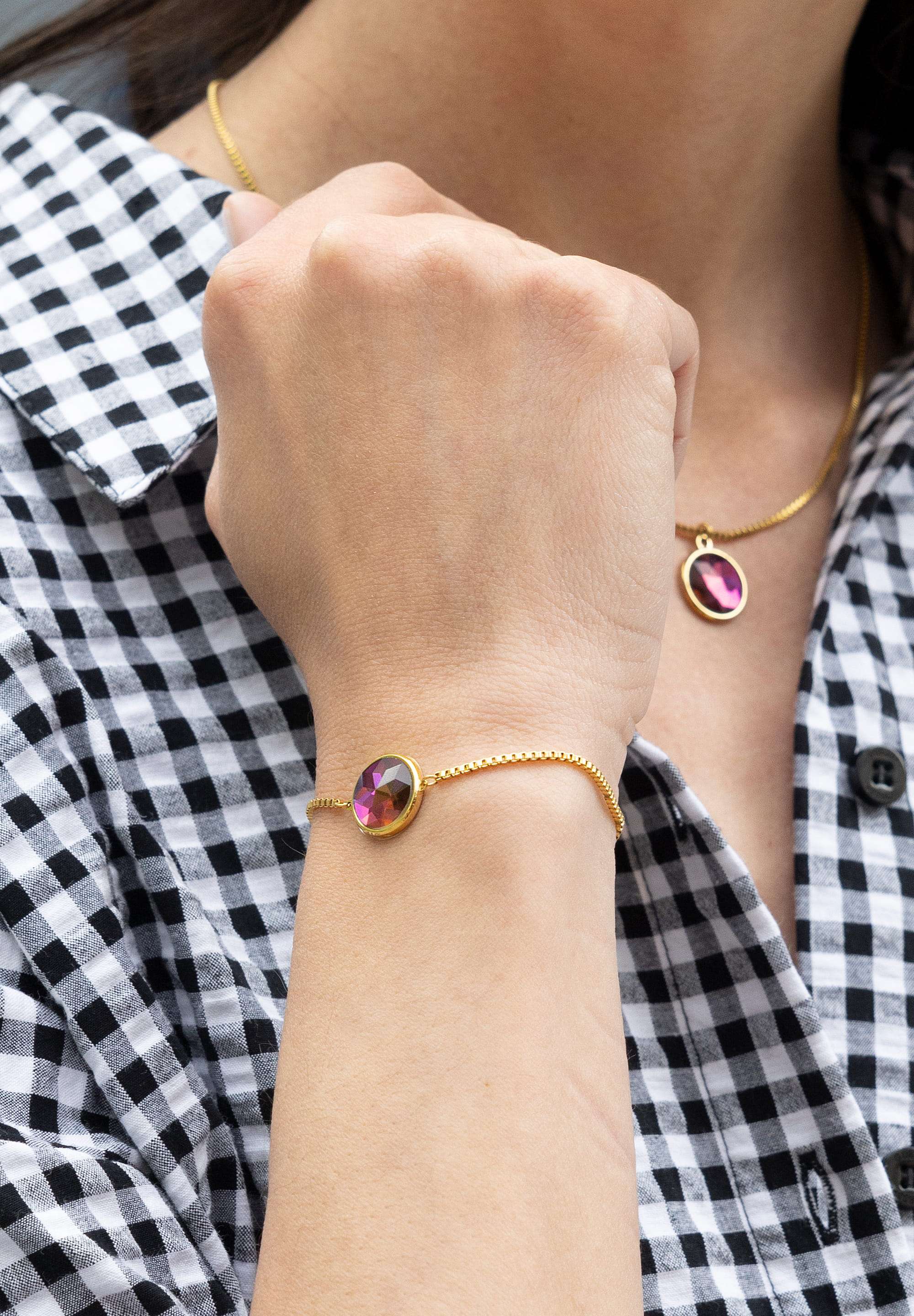 Halskette und Armband mit violettem Stein. Edelstahlschmuck von Jowissa.