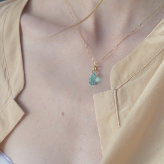 Facet Briolette Jowissa Necklace for Women - Necklace worn by a girl with yellow shirt - the girl is wearing a blue necklace - all swiss made