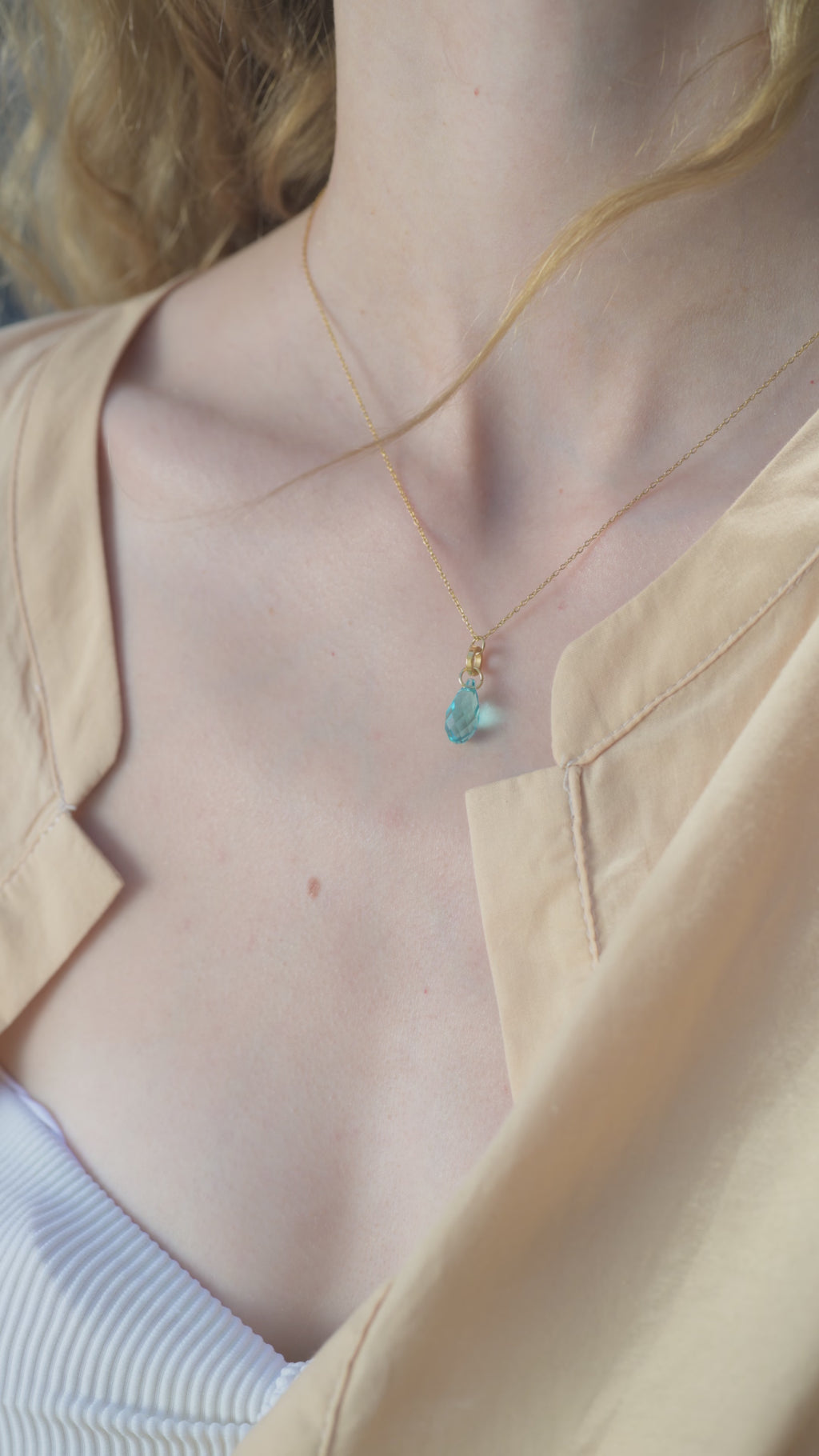 Facet Briolette Jowissa Necklace for Women - Necklace worn by a girl with yellow shirt - the girl is wearing a blue necklace - all swiss made