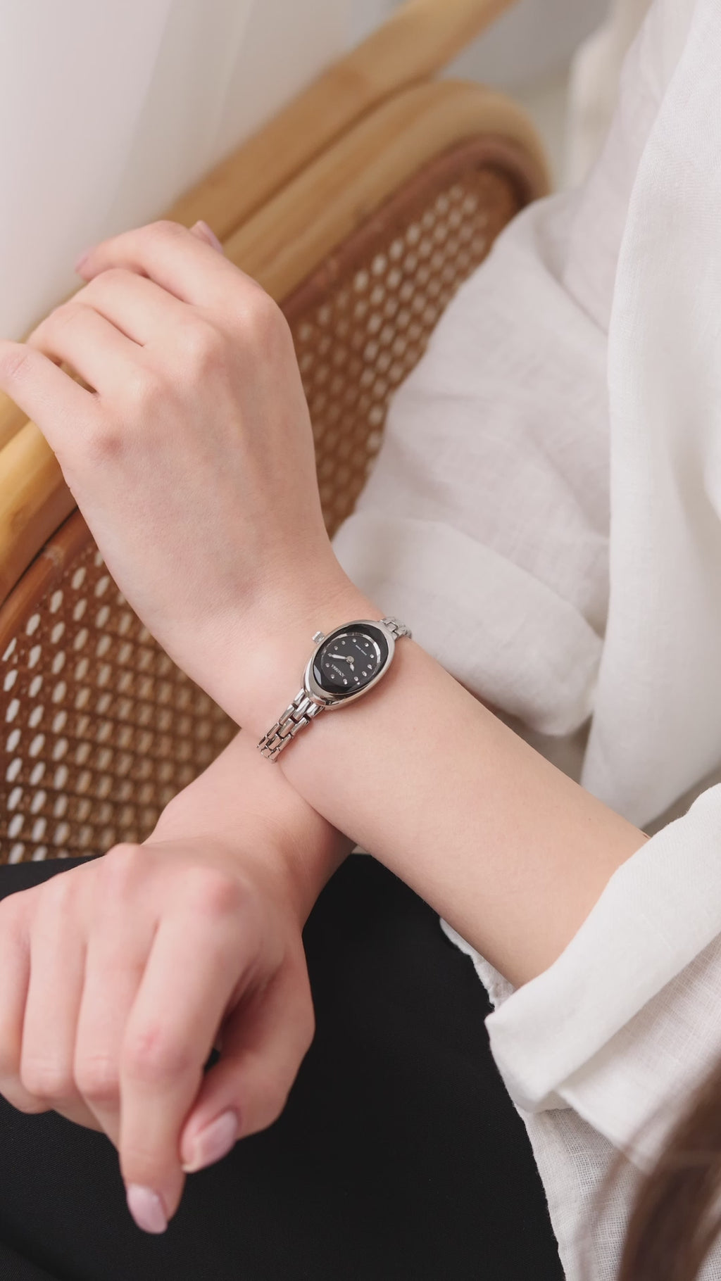Facet Oval Petite Reloj de vestir Suizo J5.894.XS